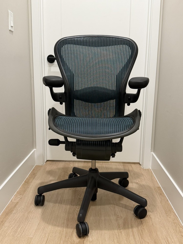Herman Miller Aeron Classic Desk Chair | | Size B | Rare Emerald | 9.5/10