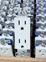 80 NEW EATON 1107W DECORATOR DUPLEX RECEPTACLE OUTLETS 15A 125V 2P 3W WHITE LOT