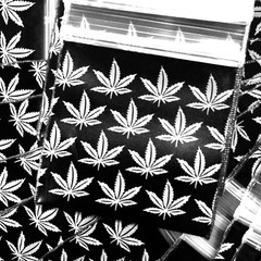 BaggiesSince1987 – 1515 Design Zip Bags 100PCS “WEEDS LEAF” in Gold, READ DETAIL