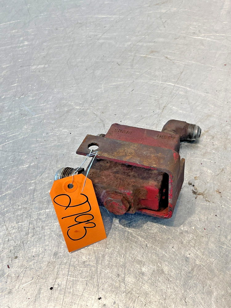 1967 International IH 444 Tractor Hydraulic Valve Block