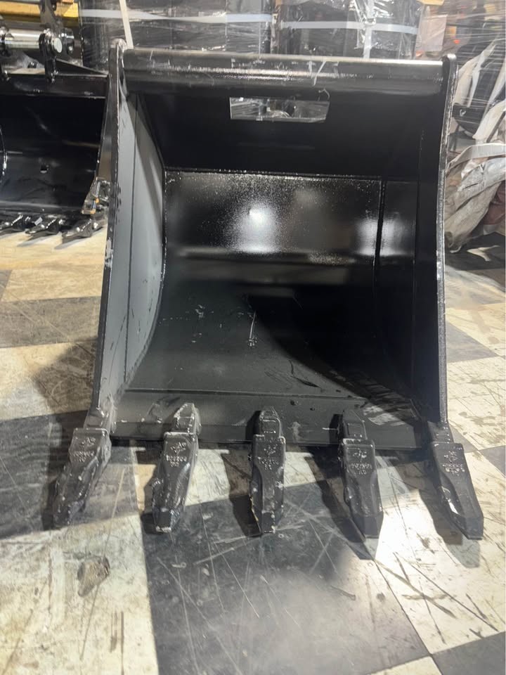 24 in Quick Hitch Bucket Wain Roy