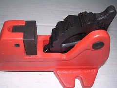 NEW TWO FOOT VISE & PIPE WRENCH 1/2″-2″ RIDGID 300 700 141 161 Pipe Threader 811