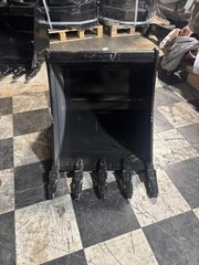 24 in Quick Hitch Bucket Wain Roy