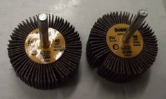 DEWALT DAFE1Q0410 2-1/2″ x 1″ x 1/4″ 40 Grit High Performance Flap Wheel 2pcs.