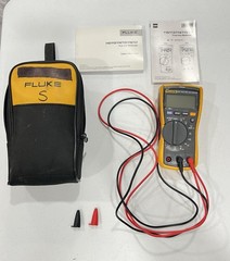 Fluke 117 True RMS Digital Multimeter w/Lead Set (Cat III 600V / 10A) with Case