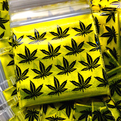 BaggiesSince1987 – 1515 Design Zip Bags 100PCS “WEEDS LEAF” in Gold, READ DETAIL