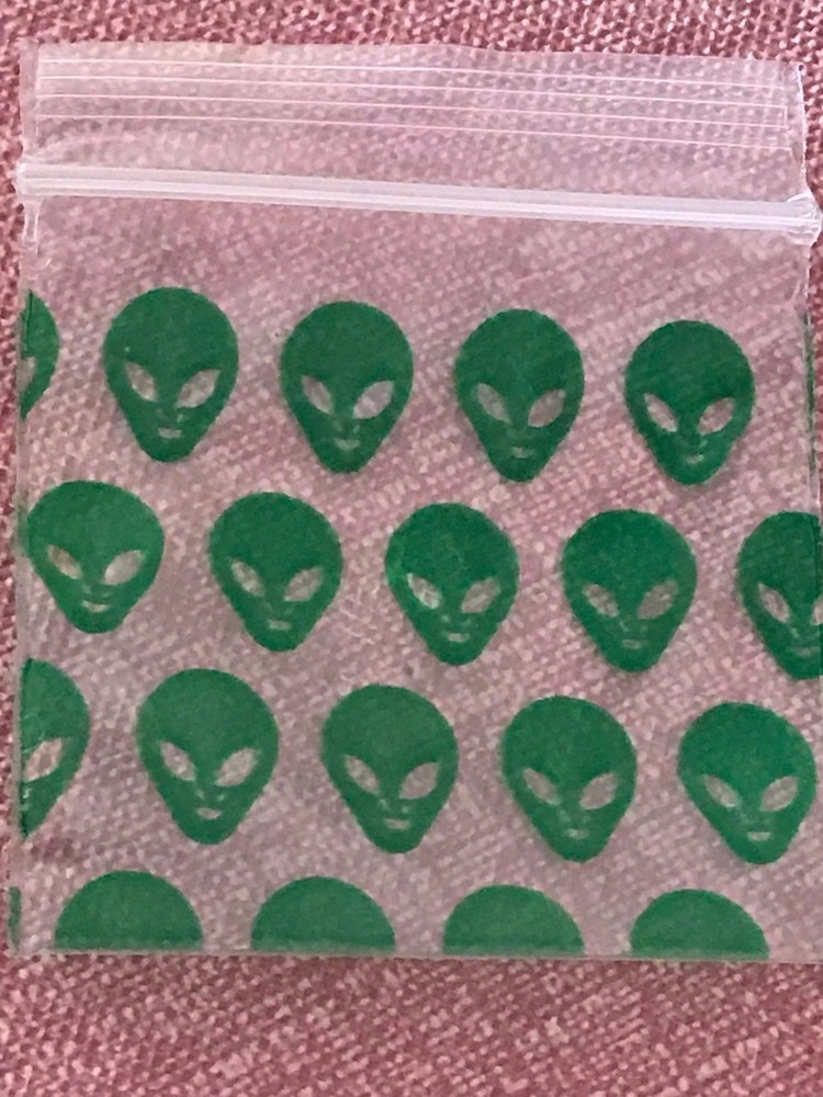 100 SMALL BAGGIES 1515 1.5″ X 1.5″ MINI Resealable POLY DESIGNER BAG GREEN ALIEN